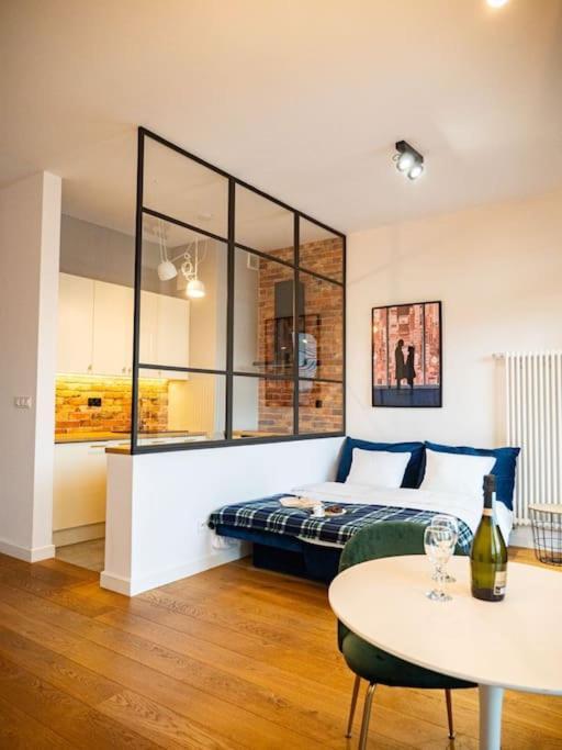 Chic Apartment In Historic Koneser Area Warsaw Exterior photo