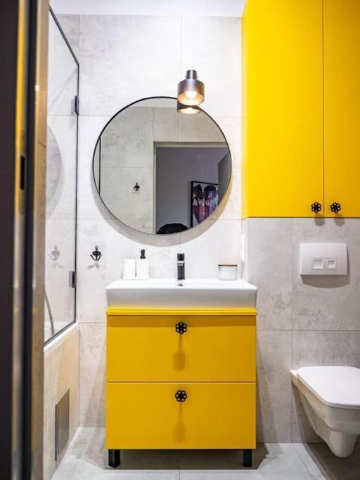 Chic Apartment In Historic Koneser Area Warsaw Exterior photo