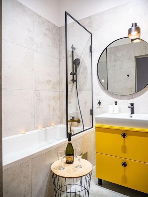 Chic Apartment In Historic Koneser Area Warsaw Exterior photo