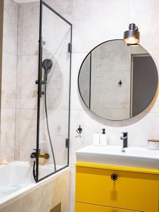Chic Apartment In Historic Koneser Area Warsaw Exterior photo