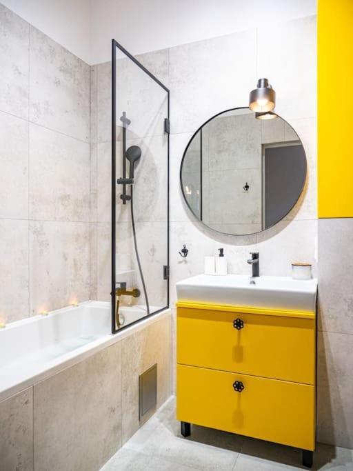 Chic Apartment In Historic Koneser Area Warsaw Exterior photo