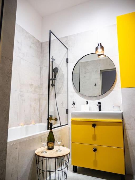 Chic Apartment In Historic Koneser Area Warsaw Exterior photo