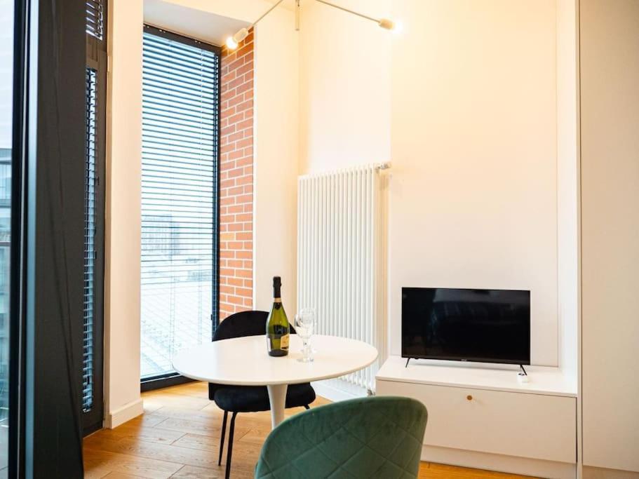 Chic Apartment In Historic Koneser Area Warsaw Exterior photo